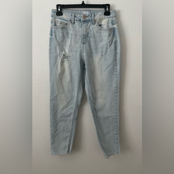 NWOT Light Blue Distressed Women's Jeans w/ Raw Hem - Picture 1 of 13